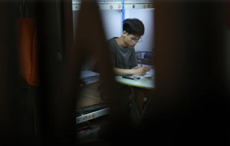 Cuộc sống ngột ngạt của người nghèo Hồng Kông trong những ngôi "nhà hộp"