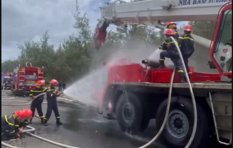 Kịp thời dập tắt vụ cháy xe cẩu kéo cứu hộ ở Đắk Lắk