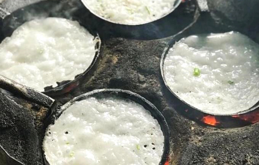 Ngoại vẫn đổ bánh ngày mưa