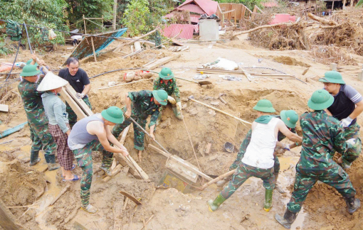 Tìm thấy 21 két sắt, hàng trăm chiếc xe máy bị vùi lấp sau lũ quét ở Nghệ An