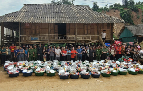 Cảnh sát cơ động Hà Nội mang "hơi ấm" đến với đồng bào Điện Biên bị thiệt hại do mưa lũ