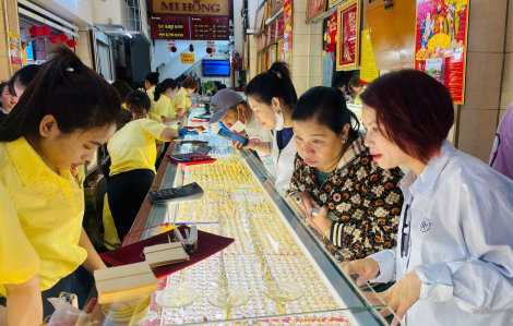 Giá vàng SJC lập đỉnh lịch sử 125 triệu đồng/lượng