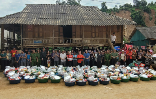 Cảnh sát cơ động Hà Nội mang "hơi ấm" đến với đồng bào Điện Biên bị thiệt hại do mưa lũ