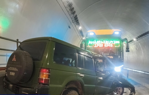 Xe khách va chạm xe ô tô trong hầm Đèo Ngang, 2 người tử vong