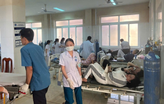 Vụ lật xe khách trên đường Hồ Chí Minh: 2 người phải cắt bàn, cẳng tay