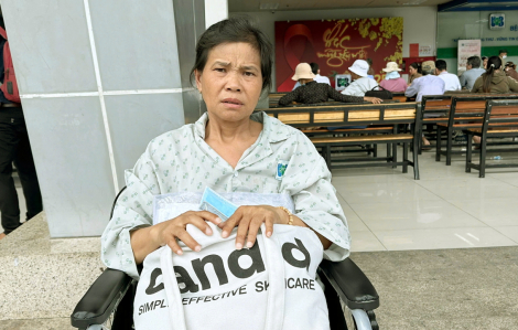 Bà không thể chợp mắt vì cơn đau và nỗi lo viện phí