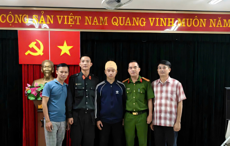 Cảnh sát cơ động kịp thời cứu người bị tai nạn giao thông trên đường