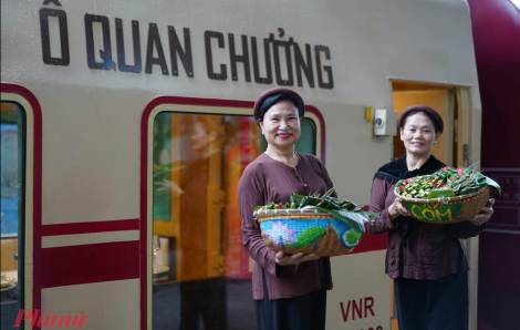Khám phá đoàn tàu 5 cửa ô: Du khách vừa đi tàu vừa nghe ca trù, hát xẩm...