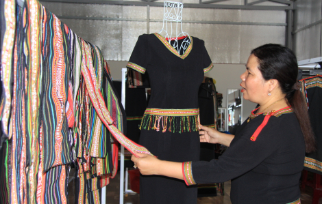 Nữ Phó Bí thư Đảng ủy phường “thắp lửa” cho nghề dệt thổ cẩm Ê Đê