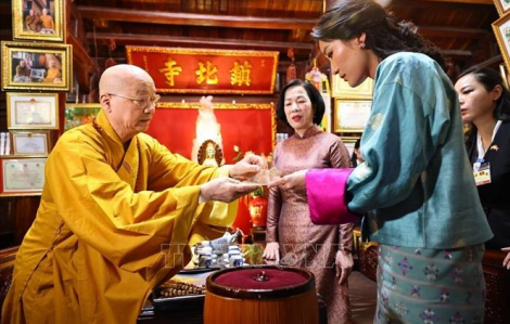 Phu nhân Chủ tịch nước cùng Hoàng hậu Bhutan thăm chùa Trấn Quốc