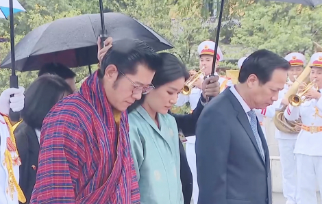 Vua, hoàng hậu Bhutan viếng Lăng Chủ tịch Hồ Chí Minh