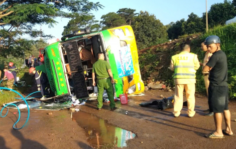 Xe khách lật trên đường Hồ Chí Minh, nhiều người bị thương