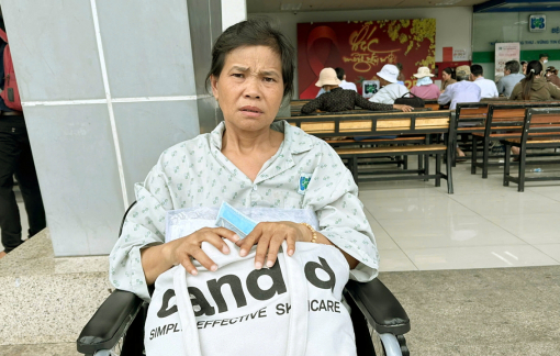 Bà không thể chợp mắt vì cơn đau và nỗi lo viện phí