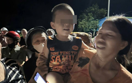 Xúc động khoảnh khắc mẹ gặp lại con trai 3 tuổi đi lạc trong rẫy