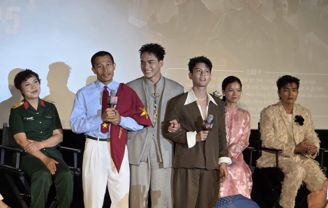 Phim "Mưa đỏ" ra mắt tại TPHCM, ê-kíp tiết lộ chuyện hậu trường