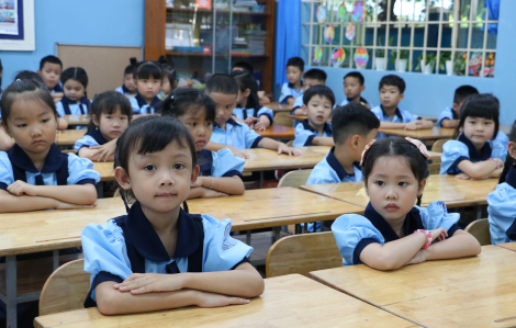 Sáng nay, học sinh lớp Một, Chín, Mười hai TPHCM tựu trường