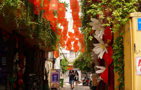 TPHCM rực rỡ cờ hoa, thu hút người dân check-in dịp Quốc khánh 2/9