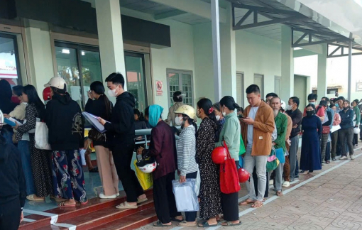 Chủ tịch xã lên tiếng việc người dân xếp hàng làm thủ tục hành chính bằng nón bảo hiểm