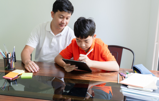 Có nên giả nghèo để nuôi dạy con?