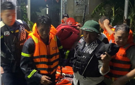 Cứu 20 người bị mắc kẹt trong nhà do nước dâng cao sau mưa lớn