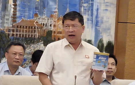 Đại biểu Quốc hội mang sữa 'nghi giả' lên nghị trường