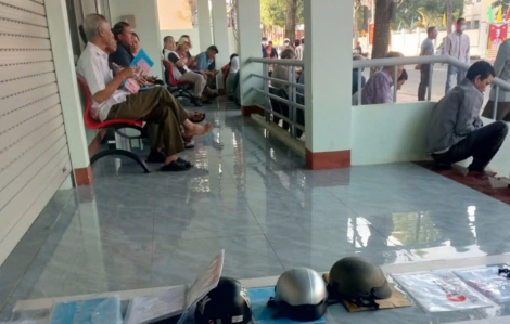 Đắk Lắk sẽ xác minh việc người dân đặt nón bảo hiểm “xếp hàng” làm thủ tục hành chính