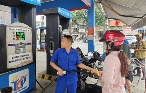 Giá xăng tăng, dầu giảm mạnh