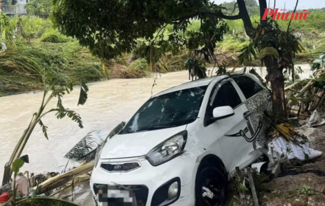 Mưa lớn gây ngập nặng nhiều khu vực ở Đồng Nai, ô tô trôi ra kênh