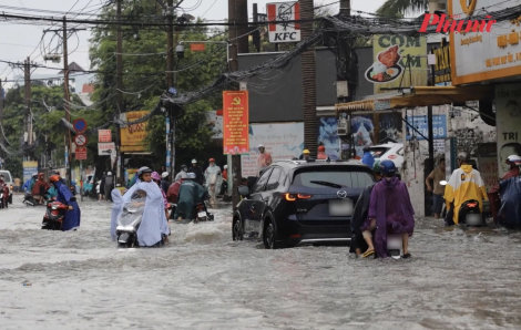 Mưa lớn khiến nhiều tuyến đường TPHCM ngập sâu, giao thông hỗn loạn
