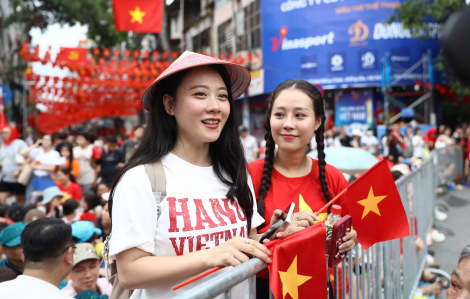 Người dân xếp hàng gần 10 tiếng đồng hồ để chờ xem tổng hợp luyện