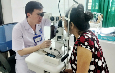 Suýt hỏng mắt vì dùng hạt na ngâm rượu gội đầu trị chí