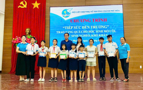 Trao quà, học bổng cho học sinh khó khăn ở phường Chánh Phú Hòa, TPHCM