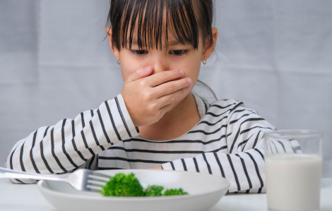 Trẻ ăn xong hay ói, cha mẹ cần làm gì?