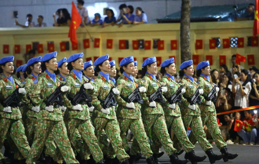 Người dân reo hò cổ vũ các chiến sĩ tổng hợp luyện diễu binh