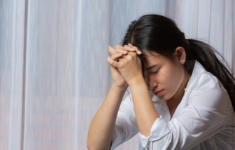 Con dâu muốn tô son đi chợ nhưng ngại mẹ chồng