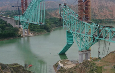 Sập cầu ở Trung Quốc, 10 người chết, 4 người mất tích