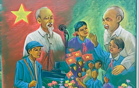 Thầy giáo vẽ tranh mừng Lễ Quốc Khánh 2/9 bằng phấn bảng