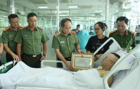 Trao bằng khen cho cảnh sát cơ động dũng cảm ngăn 2 thanh niên "thông chốt"