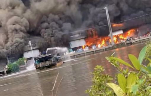 Chồng chém vợ, rồi đốt nhà làm cháy lan chợ ở Cà Mau