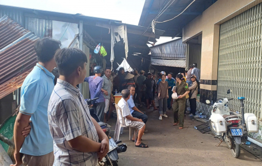 Lãnh đạo tỉnh Cà Mau đến hiện trường vụ cháy chợ xã Thanh Tùng động viên các hộ dân bị thiệt hại