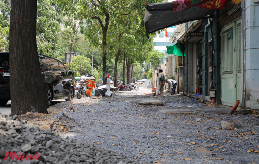 Thi công vỉa hè ở trung tâm TPHCM làm đứt cáp, mất tín hiệu đèn giao thông