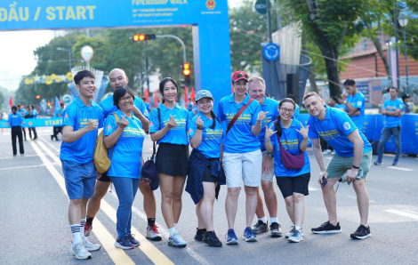 Đi bộ hữu nghị, vun đắp ngoại giao