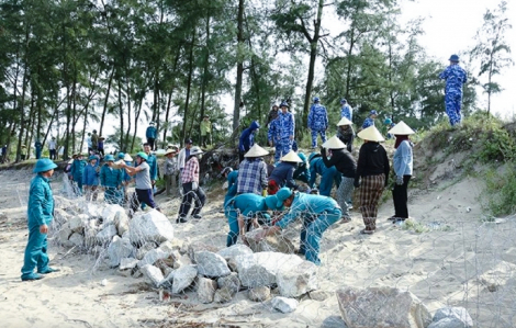 Huy động hàng trăm người gia cố bờ biển bị sạt lở để ứng phó bão Kajiki