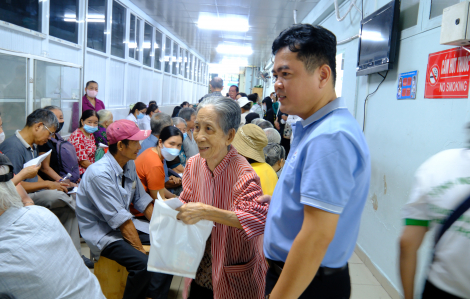 Người cao tuổi, hộ khó khăn được khám bệnh và cấp thuốc miễn phí