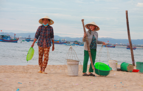 Nhọc nhằn nghề gánh cá mưu sinh của những phụ nữ làng chài