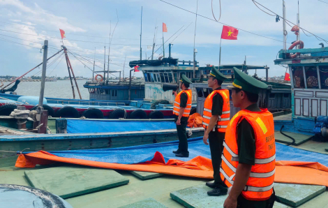 Nông dân vùng 'rốn lũ' ở Huế gặt lúa chạy bão, Quảng Trị khẩn trương kêu gọi tàu thuyền vào nơi tránh trú