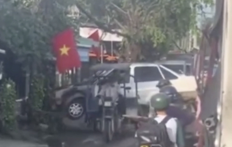 Xe ba gác "chơi lớn" gây cản trở giao thông