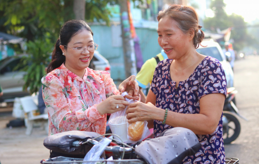 Phường Tân Tạo tiếp sức người lao động bằng những phần quà thiết thực