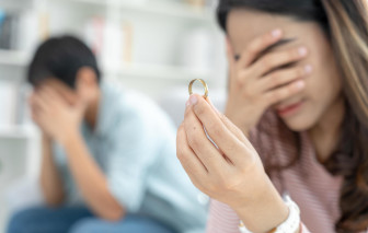 Có nên sống tiếp cuộc đời bị lừa dối?