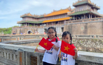 Cùng con vun đắp tình yêu Tổ quốc